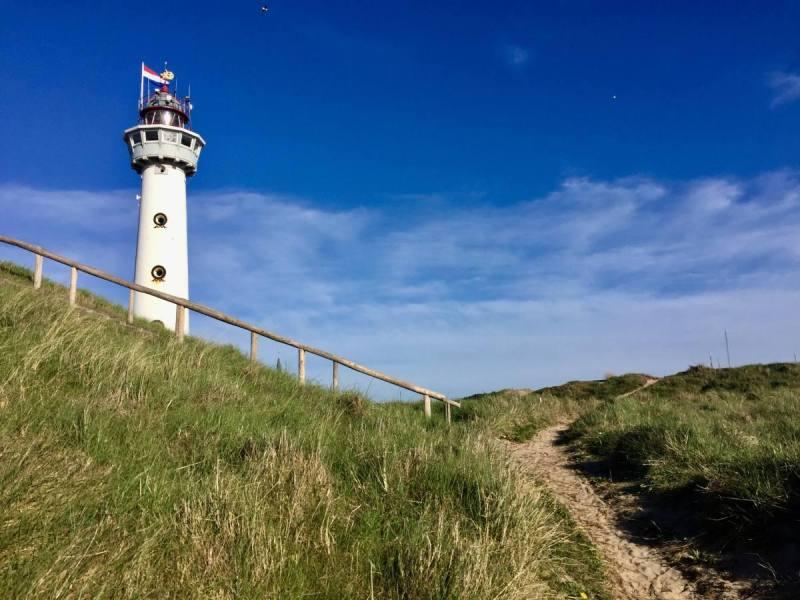 Vuurtoren van Speijk in Egmond aan Zee op een zonnige dag